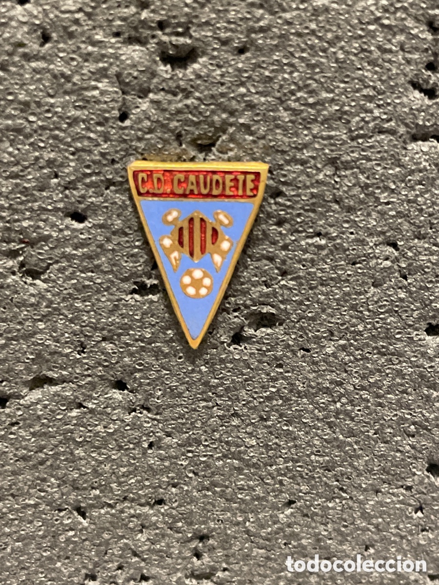Collezionismo sportivo: Pin 150 C.D. CAUDETE - Caudete (Albacete)