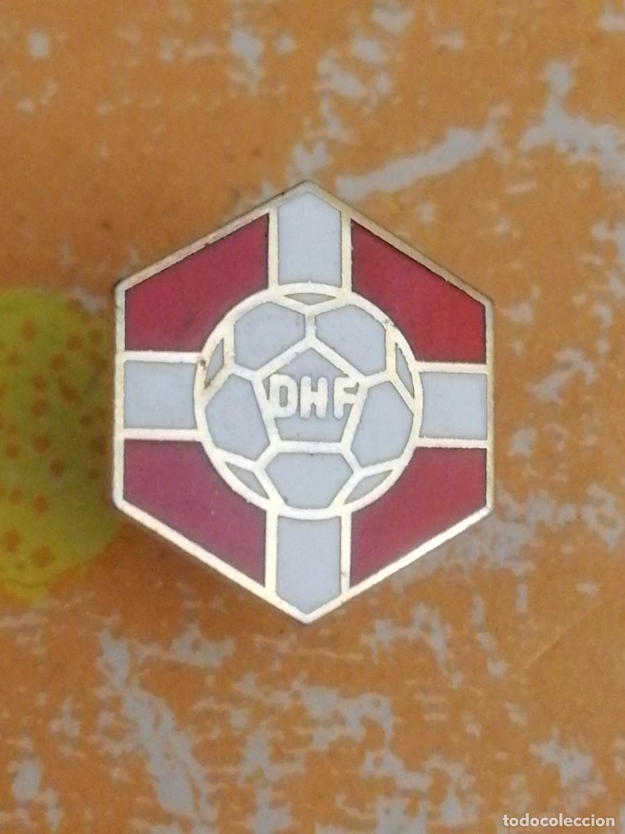 Collezionismo sportivo: Pin equipo f&uacute;tbol balonmano DHF