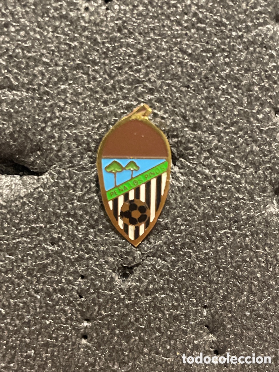 Collezionismo sportivo: Pin 36 PE&Ntilde;A LOS PINOS - Badajoz