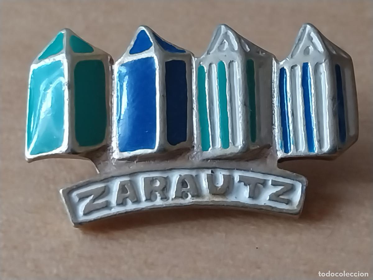 Collezionismo sportivo: ZARAUTZ PAIS VASCO CASETAS COLORES PIN PINCHO GOTA 2,5 CM LARGO