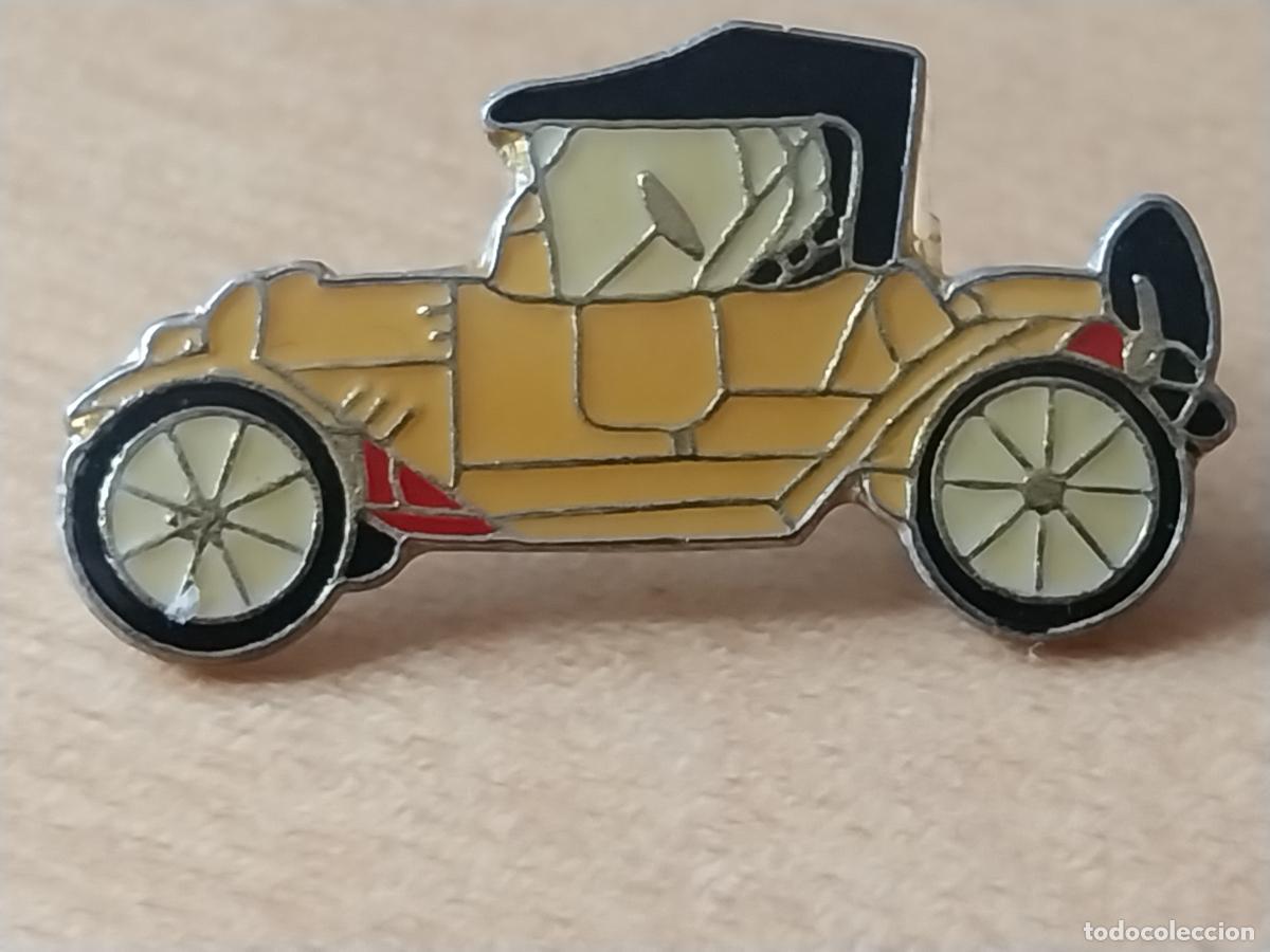 Collezionismo sportivo: COCHE CLASICO AMARILLO TECHO NEGRO PIN PINCHO GOTA 2,5 CM LARGO