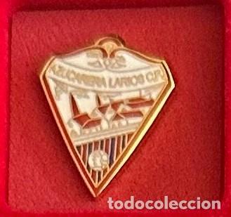 Collezionismo sportivo: Pin de futbol del Club FC Azucarera Larios - Torre del Mar Malaga
