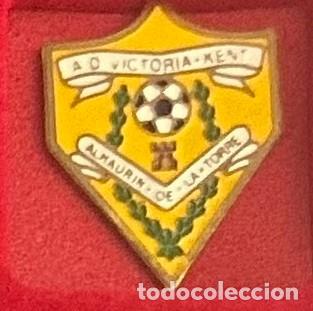 Collezionismo sportivo: Pin de futbol del Club AD Victoria de Kent - Alhaurin de la Torre Malaga