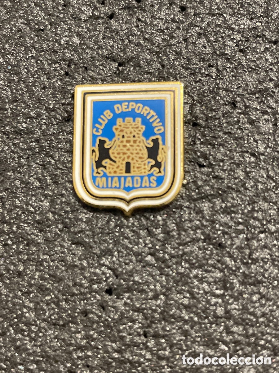 Collezionismo sportivo: Pin 67 C.D. MIAJADAS - Miajadas (C&aacute;ceres)