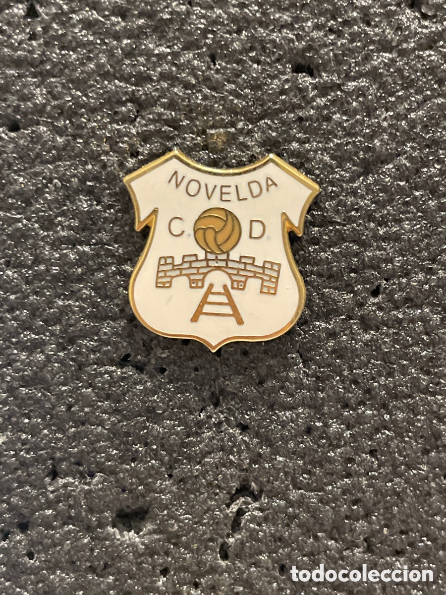 Collezionismo sportivo: Pin 156 C.D. NOVELDA - Novelda del Guadiana (Badajoz)
