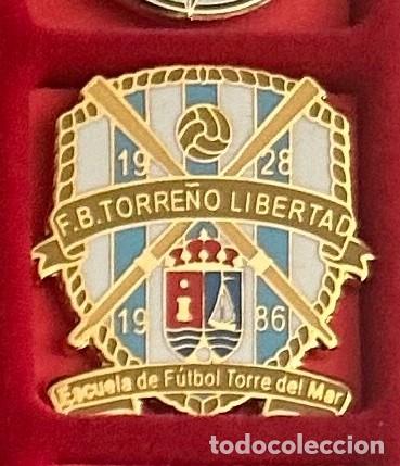 Collezionismo sportivo: Pin de futbol del Club Futbol Base Torre&ntilde;o - Libertad EF - Torre del Mar Malaga