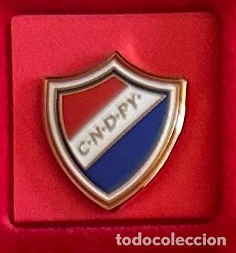 Collezionismo sportivo: Pin de futbol del Club CD Nacional de Paraguay Malaga