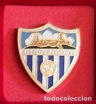 Collezionismo sportivo: Pin de futbol del Club Atletic Barriense - Velez-malaga Malaga