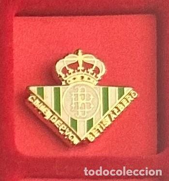 Collectionnisme sportif: Pin de futbol del Club CD Betis Albero - Mijas Malaga