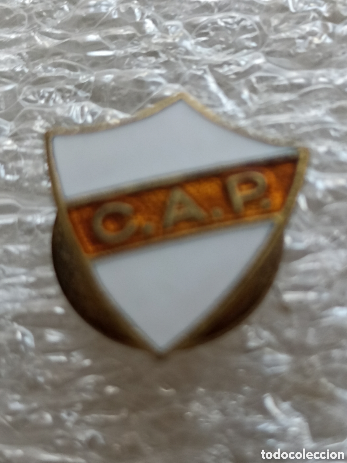 Collectionnisme sportif: PIN F&Uacute;TBOL OJAL, C.A. PLATENSE, B. AIRES. ARGENTINA