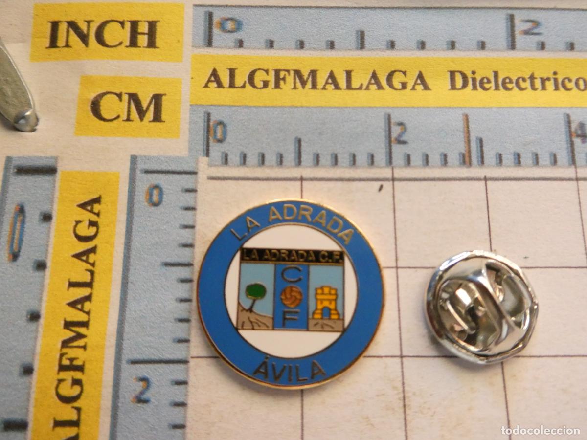 Sammelleidenschaft Sport: PIN DE DEPORTES. F&Uacute;TBOL. LA ADRADA CF &Aacute;VILA. ESCUDO EQUIPO