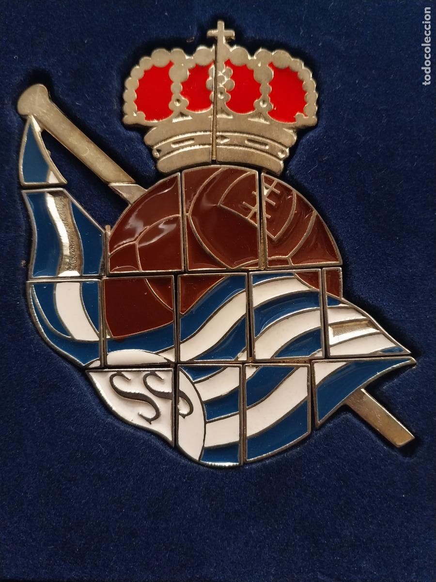 Sammelleidenschaft Sport: REAL SOCIEDAD ESCUDO PUZLE 16 PINES CAJA VINTAGE SIN TAPA PL&Aacute;STICA