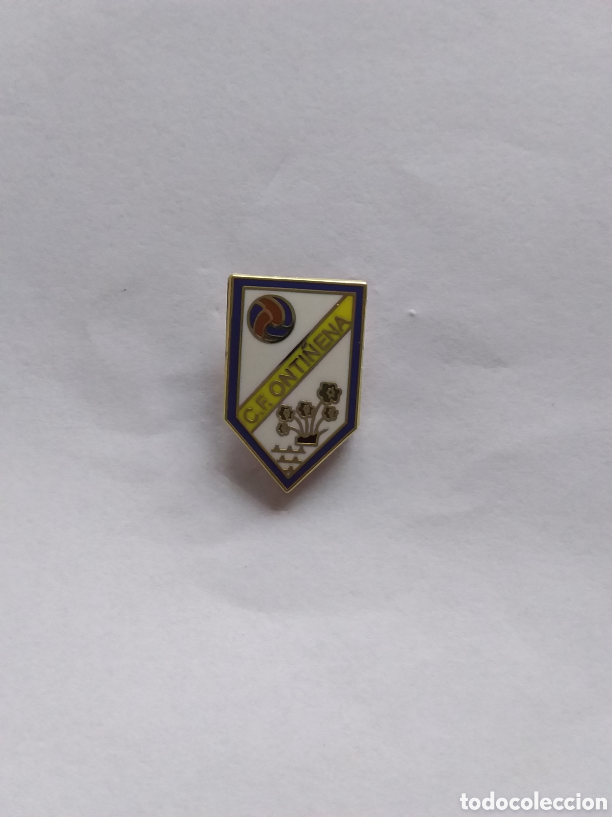 Colecionismo desportivo: Pin C. F. Onti&ntilde;ena ( Huesca)