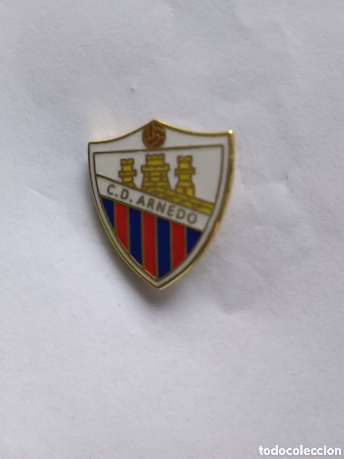 Colecionismo desportivo: Pin C.D. Arnedo Escudo 1951 ( La Rioja)