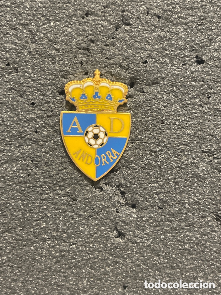 Colecionismo desportivo: Pin 404 A.D. ANDORRA - Fuenlabrada (Madrid)