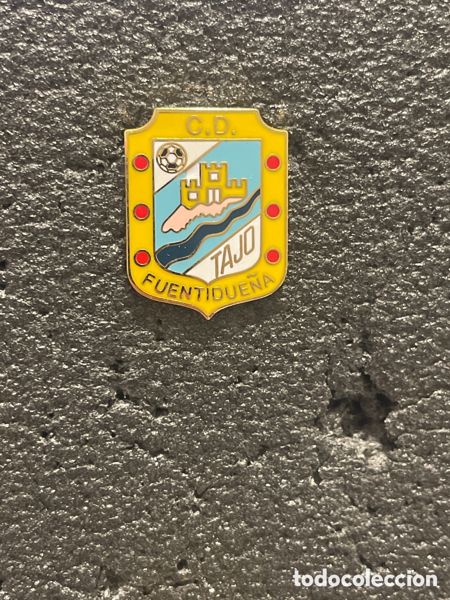 Colecionismo desportivo: Pin 407 C.D. TAJO - Fuentidue&ntilde;a de Tajo (Madrid)