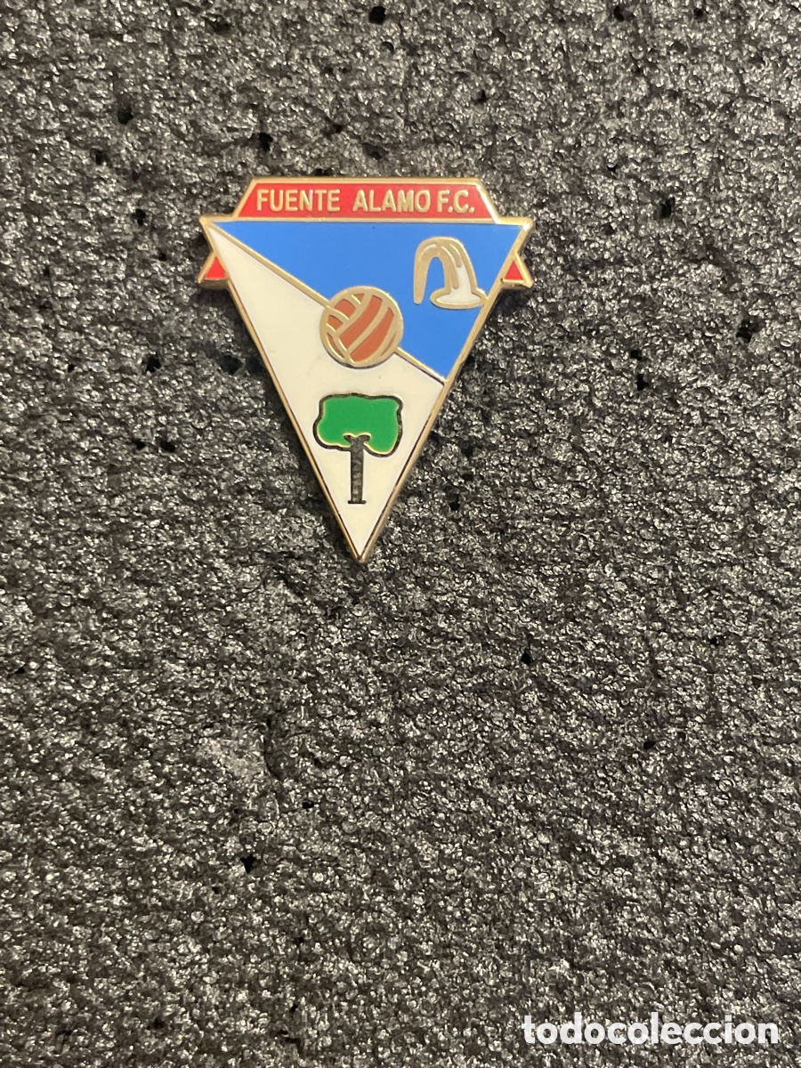 Collectionnisme sportif: Pin 36 FUENTE ALAMO F.C. - Fuente Alamo (Murcia)
