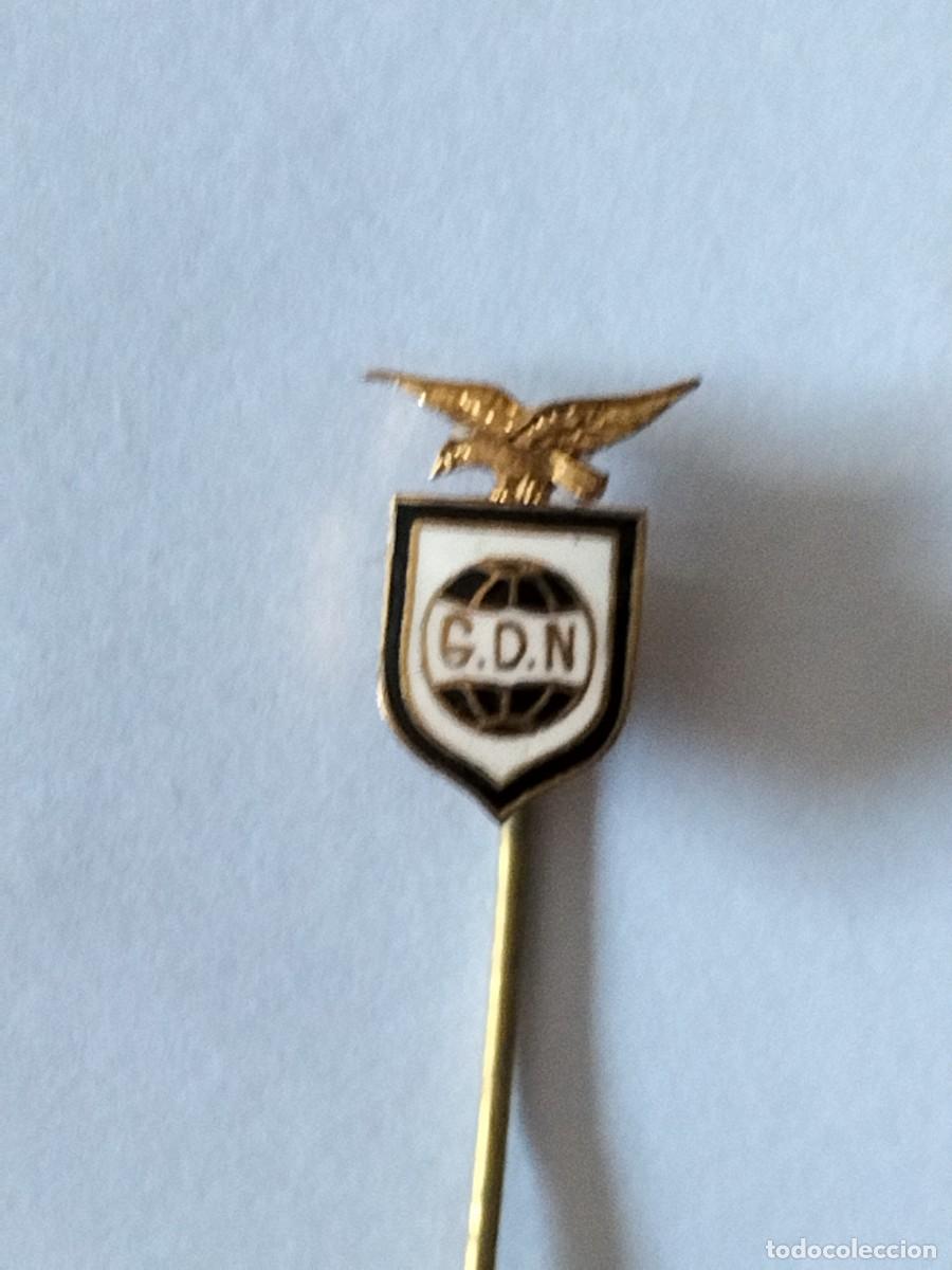 Colecionismo desportivo: Pin / Badge deportivo de: Grupo Desportivo Os Nazarenos - Leiria