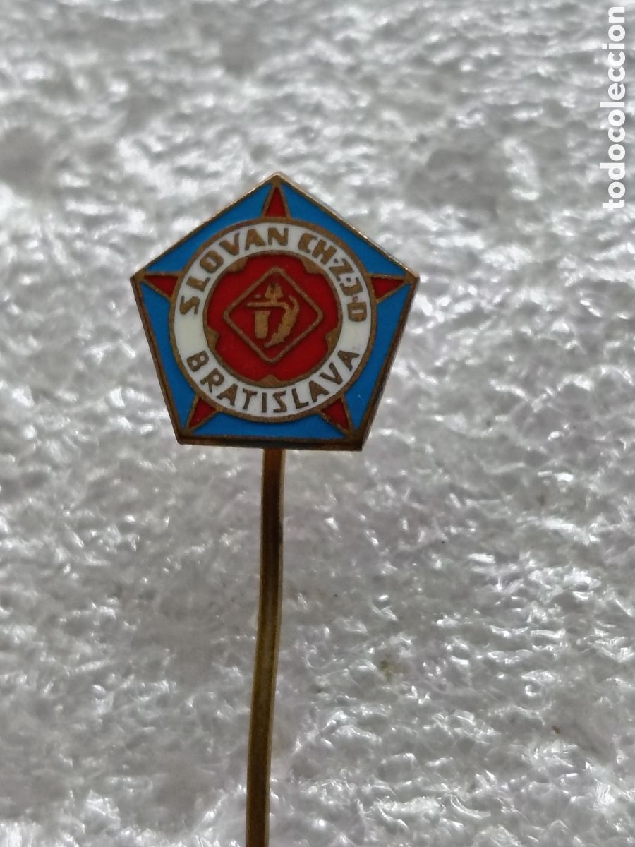 Collectionnisme sportif: PIN F&Uacute;TBOL AGUJA, SLOVAN BRATISLAVA