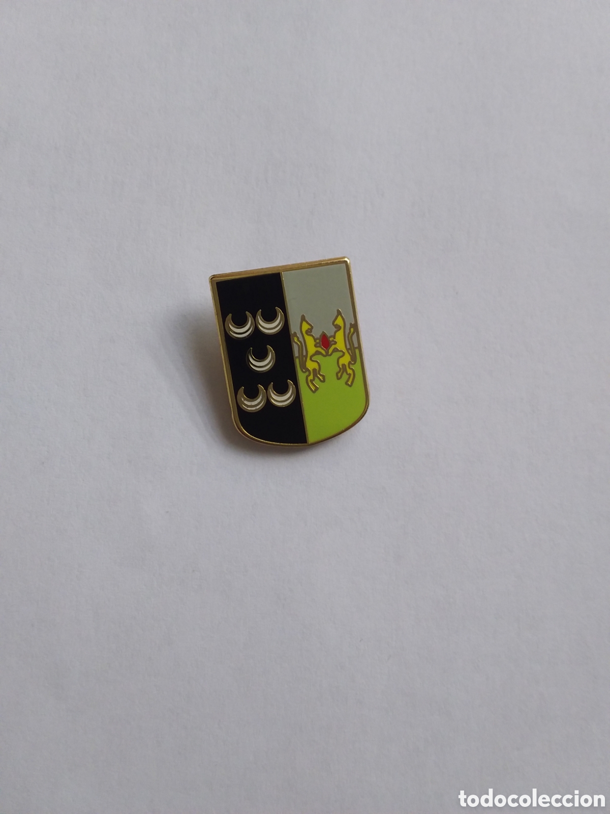 Collectionnisme sportif: Pin - C.D. Xunquera de Cambria Escudo 1986 ( Ourense)