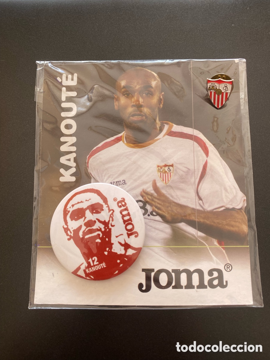 Colecionismo desportivo: Pin de F&uacute;tbol del Sevilla F.C y chapa y tarjeta de jugador Kanoute