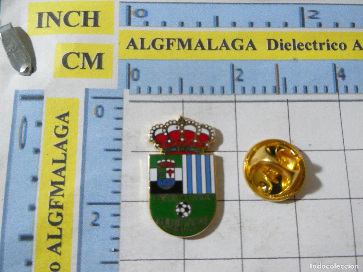 Collezionismo sportivo: PIN DE DEPORTES. F&Uacute;TBOL. ESCUELA F&Uacute;TBOL PUEBLA DE LA CALZADA BADAJOZ. ESCUDO DEL EQUIPO