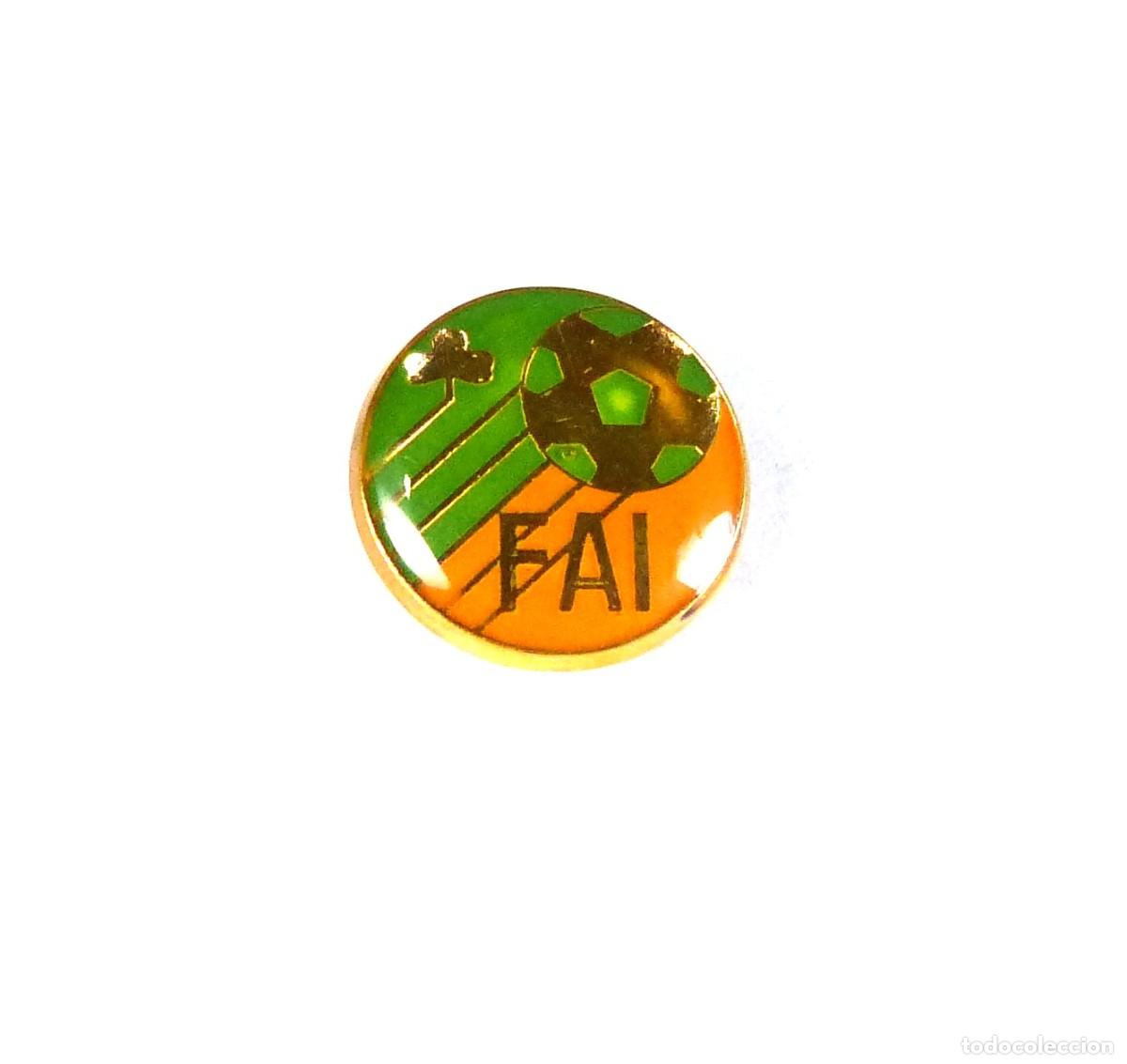 Collezionismo sportivo: 30 METAL PINS FF IRLAND EIRE FEDERACION FUTBOL OLD LOGO YEARS' 90 FEDERATION FOOTBALL BADGE R52