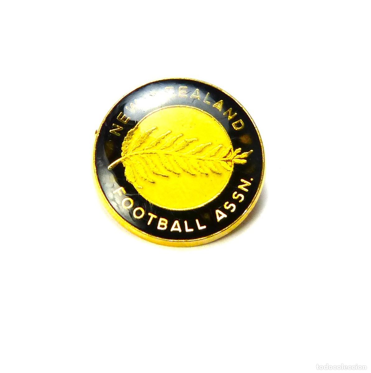 Collezionismo sportivo: 30 METAL PINS FF NUEVA ZELANDA NEW ZELAND FEDERACION LOGO A&Ntilde;O' 90 FEDERATION FOOTBALL BADGE R198R