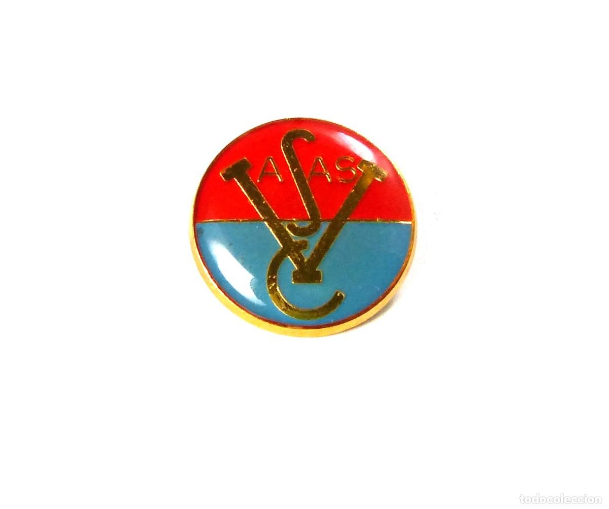Sammelleidenschaft Sport: 32 METAL PINS VASAS SC BUDAPEST HUNGRIA HUNGARY MAGYARORSZ&Aacute;G FUTBOL LOGO YEARS' 90 BADGE R274