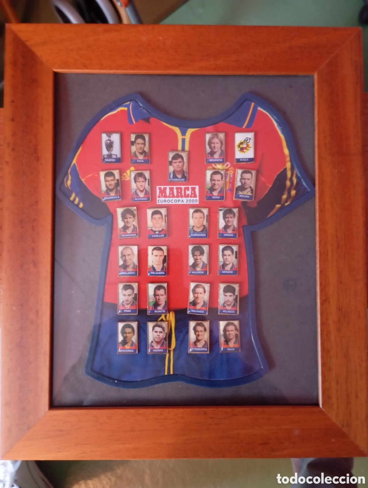 Collezionismo sportivo: Pins jugadores selecci&oacute;n espa&ntilde;ola Eurocopa 2000. 25 pines+camiseta+marco