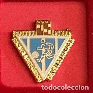 Colecionismo desportivo: Pin de Futbol del Club EF Francisco Castejon .- Velez Malaga