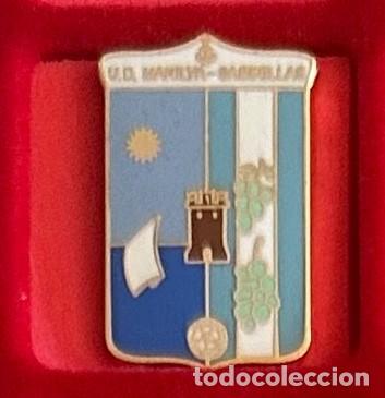 Colecionismo desportivo: Pin de Futbol del Club UD Manilva Sabinillas Malaga