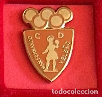 Collezionismo sportivo: Pin de Futbol del Club CD San Fernando Vele&ntilde;o Velez-Malaga Malaga