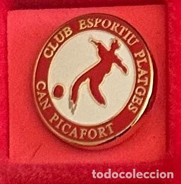 Coleccionismo deportivo: Pin de Futbol del Club CE Plages Can Picafort Palma de Mallorca