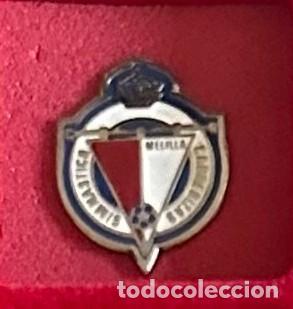 Colecionismo desportivo: Pin de Futbol del Club Melilla Industrial