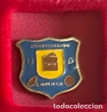 Colecionismo desportivo: Pin de Futbol del Club UD Constitucion Melilla