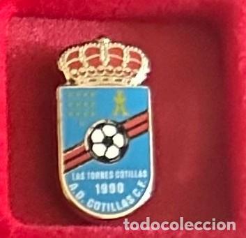 Collezionismo sportivo: Pin de Futbol del Club AD Cotillas CF - Las Torres de Cotillas Murcia