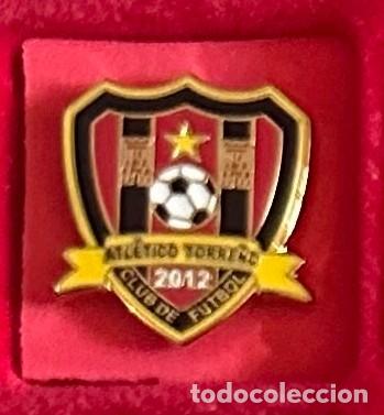 Sammelleidenschaft Sport: Pin de Futbol del Club CF Atletico Torre&ntilde;o - Las Torres de Cotillas Murcia