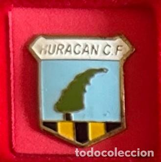 Sammelleidenschaft Sport: Pin de Futbol del Club Huracan CF - El Siscar Murcia