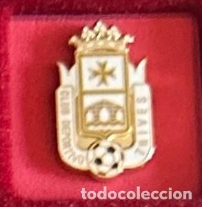 Sammelleidenschaft Sport: Pin de futbol del Club CD Trives - A pobra Do trives Orense