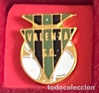 Sammelleidenschaft Sport: Pin de futbol del Club SD Valenza - Barbadas Ourense