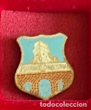 Colecionismo desportivo: Pin de futbol del Club Porri&ntilde;o Industrial FC - Pontevedra