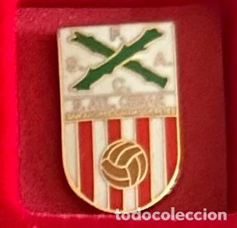 Colecionismo desportivo: Pin de futbol del Club Cesar Sociedad Atletica - Caldas de Reyes - Pontevedra