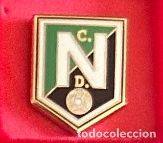 Colecionismo desportivo: Pin de futbol del Club CD Nespereira Pazos de Borben - Pontevedra