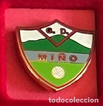 Colecionismo desportivo: Pin de futbol del Club GD Mi&ntilde;o - A Guarda - Pontevedra