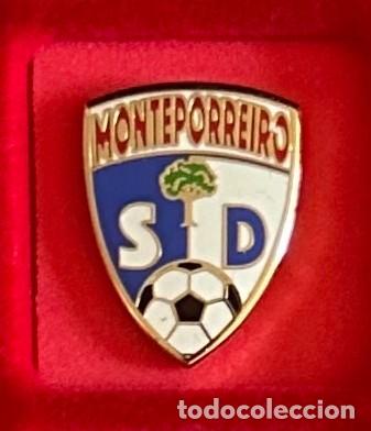 Colecionismo desportivo: Pin de futbol del Club SD Monteporreiro - Pontevedra