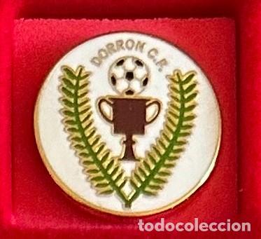 Colecionismo desportivo: Pin de futbol del Club Dorron CF - Sanxenxo - Pontevedra