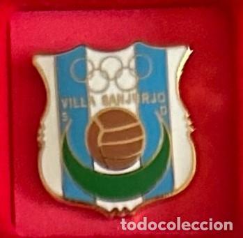 Colecionismo desportivo: Pin de futbol del Club SD Villa Sanjurjo - Alhucemas - Protectorado Marroqui