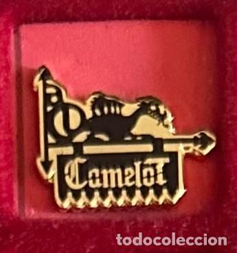 Colecionismo desportivo: Pin de futbol del Club CD Camelot - Carbajosa de la Sagra - Salamanca