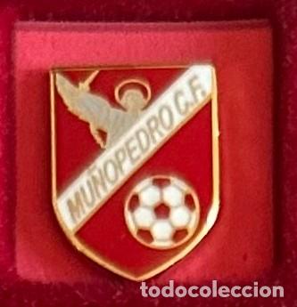 Collectionnisme sportif: Pin de futbol del Club CF Mu&ntilde;operro Segovia